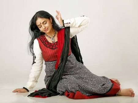 ആരാണീ മേതില്‍ ദേവിക?