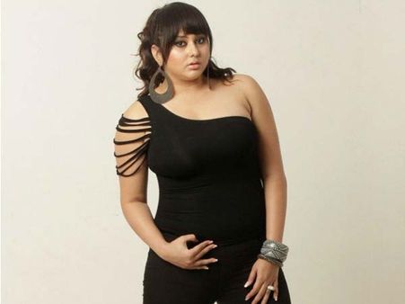 അള്‍ട്രാ ഗ്ളാമറസായി നമിത മടങ്ങിയെത്തുന്നു