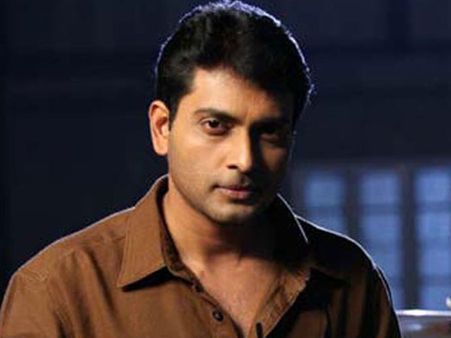 നരേന്‍ സഹപാഠിക്കൊപ്പം ചൂതാട്ടം കളിക്കുന്നു