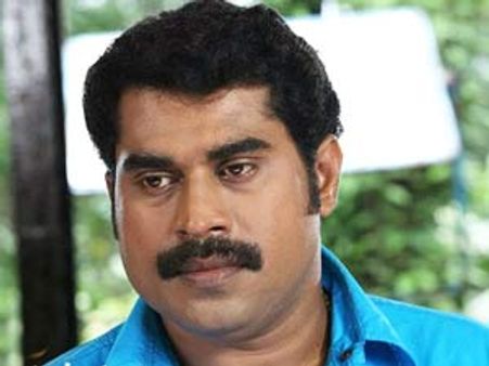 നായികമാരെ കിട്ടാതെ സുരാജ്