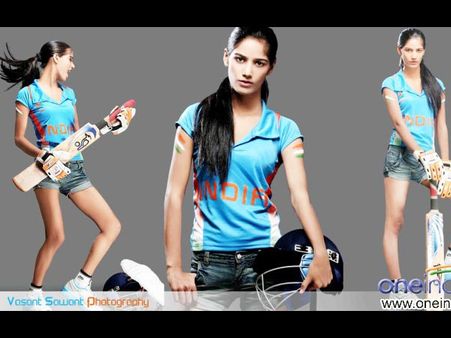 സച്ചിന് വേണ്ടി തുണി അഴിയ്ക്കാന്‍ പൂനം തയ്യാര്‍