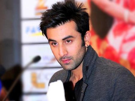 രണ്‍ബീര്‍ മാധ്യമപ്രവര്‍ത്തകന്റെ ക്യാമറ തട്ടി