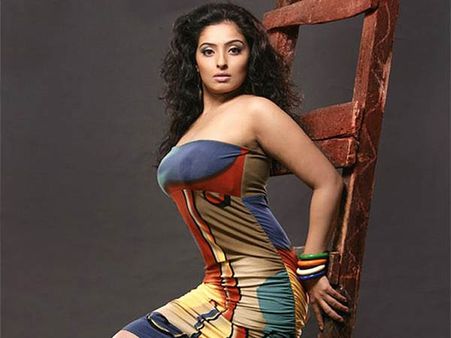 പിച്ചാത്തിയുമായി മുംതാസ്