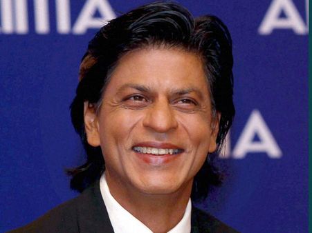 ഷാരൂഖ് വിവാഹത്തിനെത്തിയത് ഊന്നുവടിയുമായി!