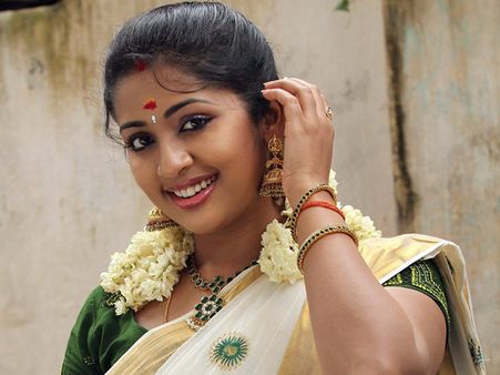 നവ്യ തിരിച്ചുവരുന്നു; കന്നഡ ദൃശ്യത്തിലൂടെ