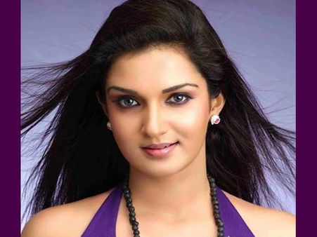 ലിപ് ലോക് ചെയ്യാന്‍ ഹണി റോസിനെങ്ങനെ ധൈര്യം വന്നു?