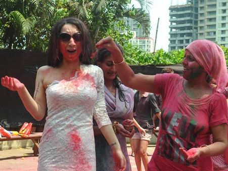 ക്രിക്കറ്റ് ഗ്രൗണ്ടില്‍ ശാന്തി ഡൈനാമിറ്റിന്റെ ഹോളി