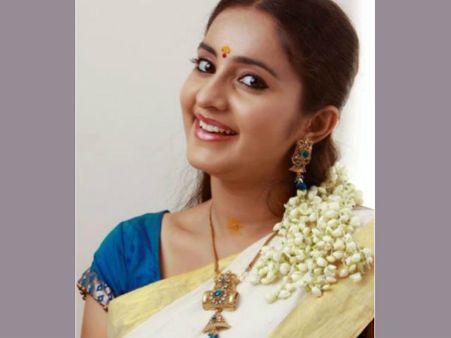 തന്‍റെ വോട്ട് ആര്‍ക്കെന്ന് ഭാമ പറയുന്നു