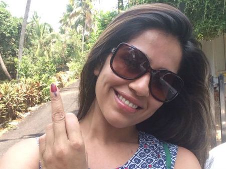 ചൂണ്ടുവിരലുണ്ടായിട്ടും രഞ്ജിനിയുടെ നടുവിരലില്‍ മഷിപുരട്ടി