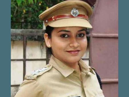 കാക്കിയുടെ കരുത്തില്‍ ലെന വീണ്ടും
