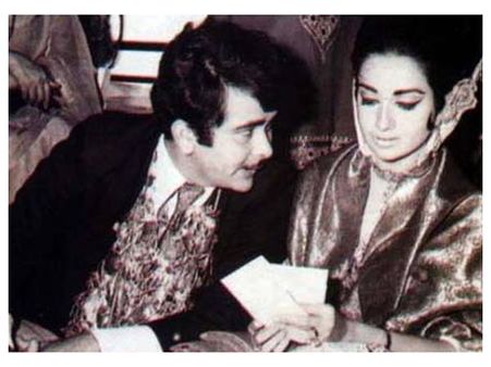 അകലത്തിലാണ്‌ എന്നാലും ഞങ്ങള്‍ പിരിഞ്ഞിട്ടില്ല