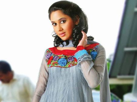 ഹായ് അയാം ടോണിയ്ക്കുവേണ്ടി മിയ മുടിമുറിച്ചു