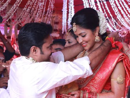 അമലയ്ക്ക് വിജയ് താലിചാര്‍ത്തി