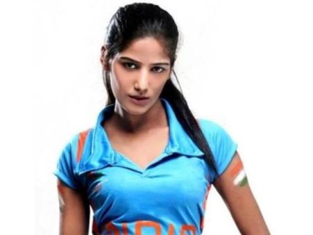 ലോകകപ്പ് ഫുട്‌ബോളിന് പൂനം പാണ്ഡേയുടെ ചൂടന്‍ നൃത്തം