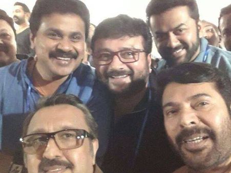 അമ്മ യോഗത്തിനിടെ താരങ്ങളുടെ സെല്‍ഫികള്‍