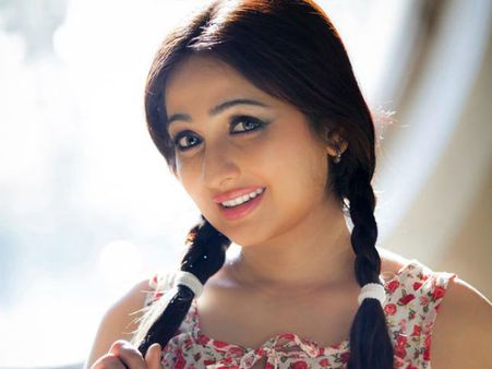 നോക്കണേ ഒരു പുതുമുഖ നടിയുടെ കൈയ്യിലിരിപ്പ്