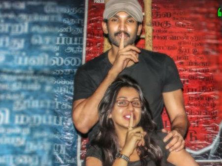 ചെന്നൈ തെരുവില്‍ പോസ്റ്ററൊട്ടിക്കുന്ന നിക്കി ഗില്‍റാനി