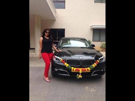 അഞ്ജലി ബിഎംഡബ്ല്യൂ വാങ്ങി; ആരാധകര്‍ക്ക് കലിപ്പ് !