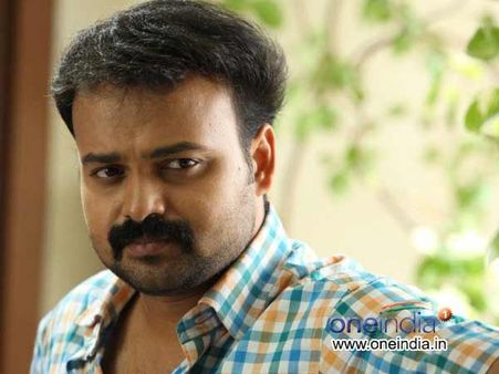 റോമന്‍സ് നിര്‍മാതാവിനെതിരെ കുഞ്ചാക്കോ ബോബന്‍ കേസ് നല്‍കി