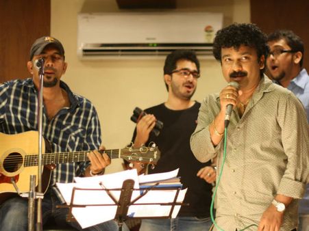 രണ്ട് മണിക്കൂറുകള്‍ക്കൊണ്ടുണ്ടായ ഒരു പാട്ട്