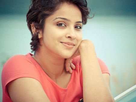 അപര്‍ണ 32 തവണ തലമൊട്ടയടിച്ചു!