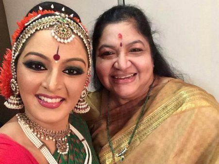 മഞ്ജു തന്‍റെ പ്രിയപ്പെട്ട ചിത്ര ചേച്ചിയ്ക്കൊപ്പം ഒരേ വേദിയില്‍