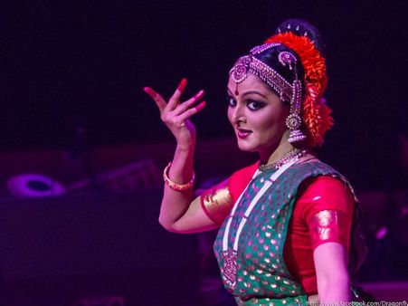 സിങ്കപ്പൂരില്‍ മഞ്ജുവിന്റെ ഡാന്‍സ്, കാണൂ