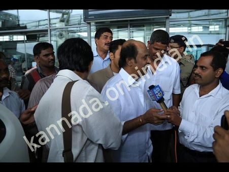 തിരക്കുള്ള നഗരത്തില്‍ രജനീകാന്തിനെയും സോനാക്ഷിയെയും കണ്ടാല്‍...