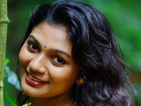 ജഗതിയുടെ മകള്‍ ശ്രീലക്ഷ്മി പുകവലിക്കും