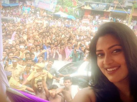അമലപോള്‍ തന്റെ ആരാധകരയെല്ലാം ഒറ്റ ക്ലിക്കിലൊതുക്കി