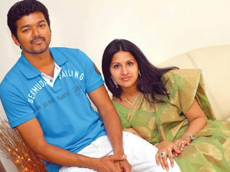 15ാം വിവാഹ വാര്‍ഷികം ആഘോഷിച്ച് വിജയ് , കാണൂ