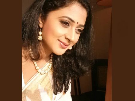 വിവാഹിതമാരെ തമിഴിന് വേണ്ട,മലയാളത്തിനോ? കനിഹ പറയുന്നു