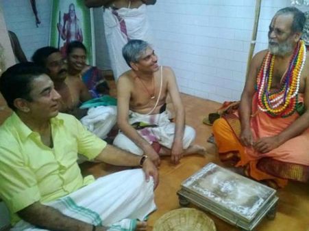 'നിരീശ്വരവാദിയായ' കമല്‍ ഹാസന്‍ മഠം സന്ദര്‍ശിച്ചത് വിവാദമാകുന്നു