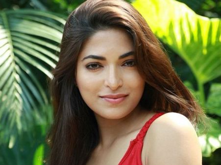 പ്ലീസ്, പാര്‍വ്വതിയെ ഏതെങ്കിലുമൊരു സംവിധായകന്‍ സധൈര്യം ഏറ്റെടുക്കൂ