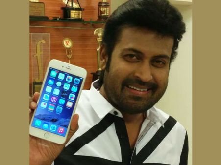 മമ്മൂട്ടിയല്ല, മനോജ് കെ ജയനാണ് ആദ്യം ഐ ഫോണ്‍6 വാങ്ങിയത്