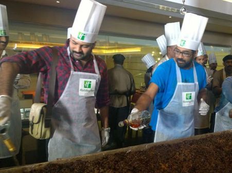 വെള്ളിമൂങ്ങ കേക്ക് കുഴച്ച് ആഘോഷിച്ചു