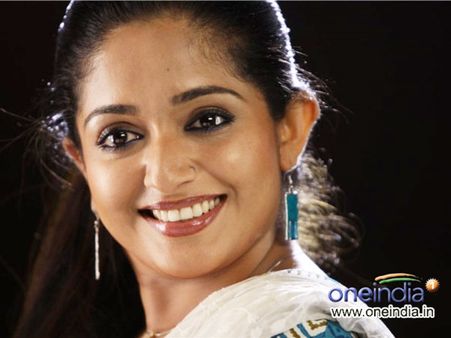 വണ്ടിയോടിച്ച് കാവ്യയുടെ കോമഡി