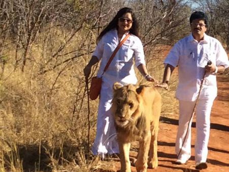 സിംഹത്തിനൊപ്പം എംജി ശ്രീകുമാര്‍... ചിത്രങ്ങള്‍