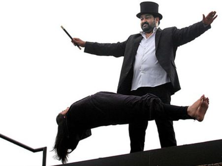 പെണ്‍കുട്ടിയെ വായുവിലുയര്‍ത്തി മോഹന്‍ലാലിന്റെ മാജിക്