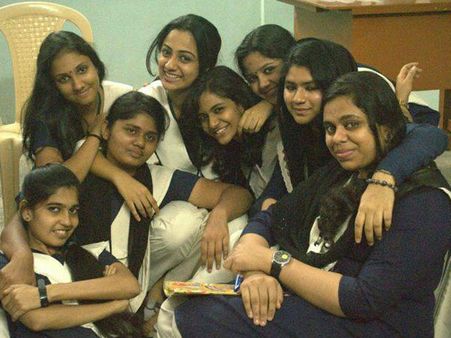 ഈ കൂട്ടത്തില്‍ മലയാളത്തിലെ ഒരു മുന്‍നിര നായികയുണ്ട്, മനസ്സിലായോ