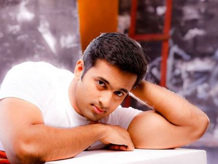 ഉണ്ണി മുകുന്ദന്‍ യൂണിഫോമൊക്കെയിട്ട് വീണ്ടും പഠിക്കാന്‍ പോകുന്നു