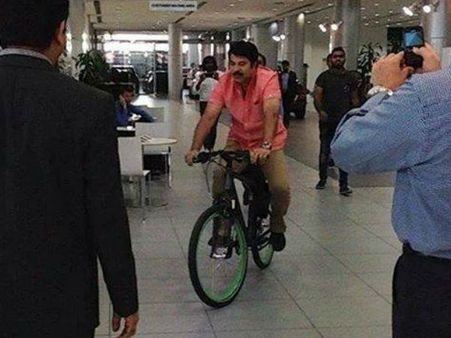 ബിഎംഡബ്ല്യു ഷോറൂമില്‍ മമ്മൂട്ടിയുടെ സൈക്കിള്‍ സവാരി