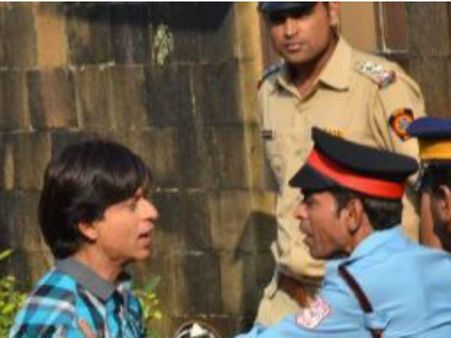 ഷാരൂഖ് ഖാന് സ്വന്തം വീട്ടില്‍ പ്രവേശനം നിഷേധിച്ച് സെക്യൂരിറ്റിമാര്‍