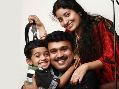 ഇതാണ് സുധീഷിന്റെ ഭാര്യയും മകനും