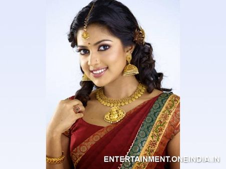 അമലയ്ക്ക് പരസ്യത്തില്‍ അഭിനയിക്കാന്‍ കോടതിയുടെ വിലക്ക്