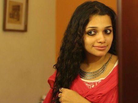 ആന്‍ അഗസ്റ്റിന്‍ പുകവലിക്കും