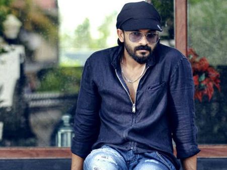 വികെപി- ജയസൂര്യയ്ക്ക് ഷേക്ക്ഹാന്‍ഡ് കൊടുക്കുന്നു