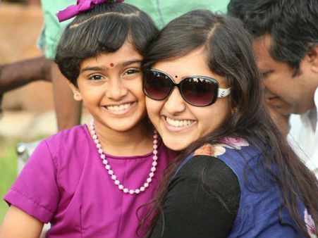 സനുഷയ്‌ക്കൊപ്പം നില്‍ക്കുന്നത് ആരാണെന്ന് പറയാമോ?