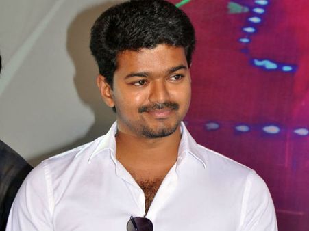 തൊഴിലാളികള്‍ക്ക് സ്വര്‍ണനാണയം നല്‍കി ഇളയദളപതി