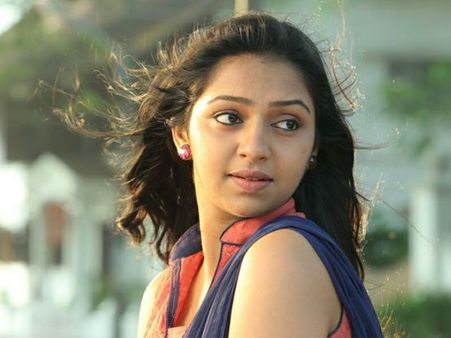 ലക്ഷ്മി മേനോന്‍ പ്ലസ് ടു പരീക്ഷയുടെ തിരക്കിലാണ്